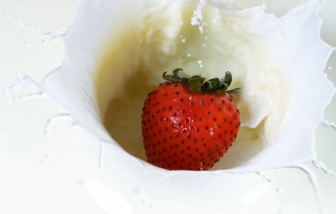 Photo wallpaper white, milk, strawberry