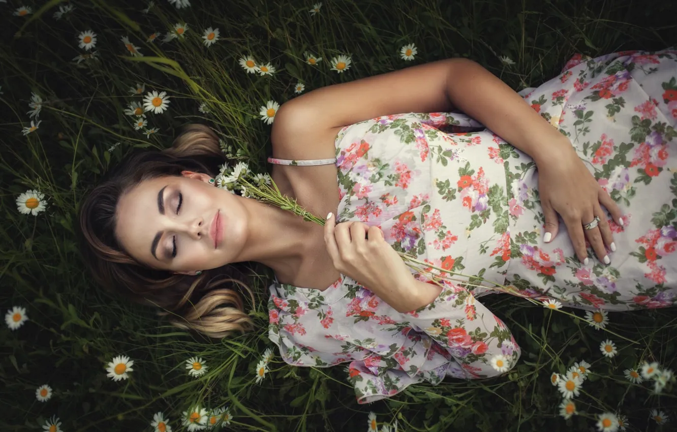 Photo wallpaper girl, pose, model, chamomile, dress, lies, Alina Moore