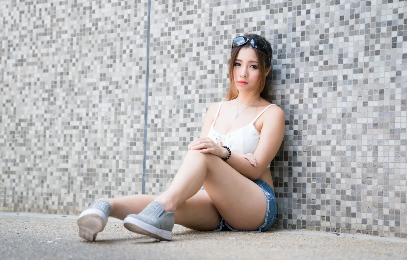 Photo wallpaper summer, girl, face, wall, hair, shorts, legs, sitting