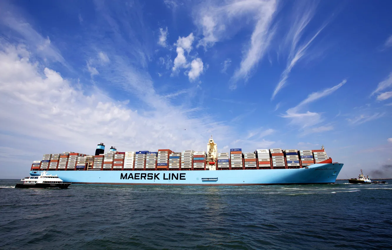 Photo wallpaper The ship, Cargo, A container ship, Tugs, Container, Maersk, Maersk Line, Cargo