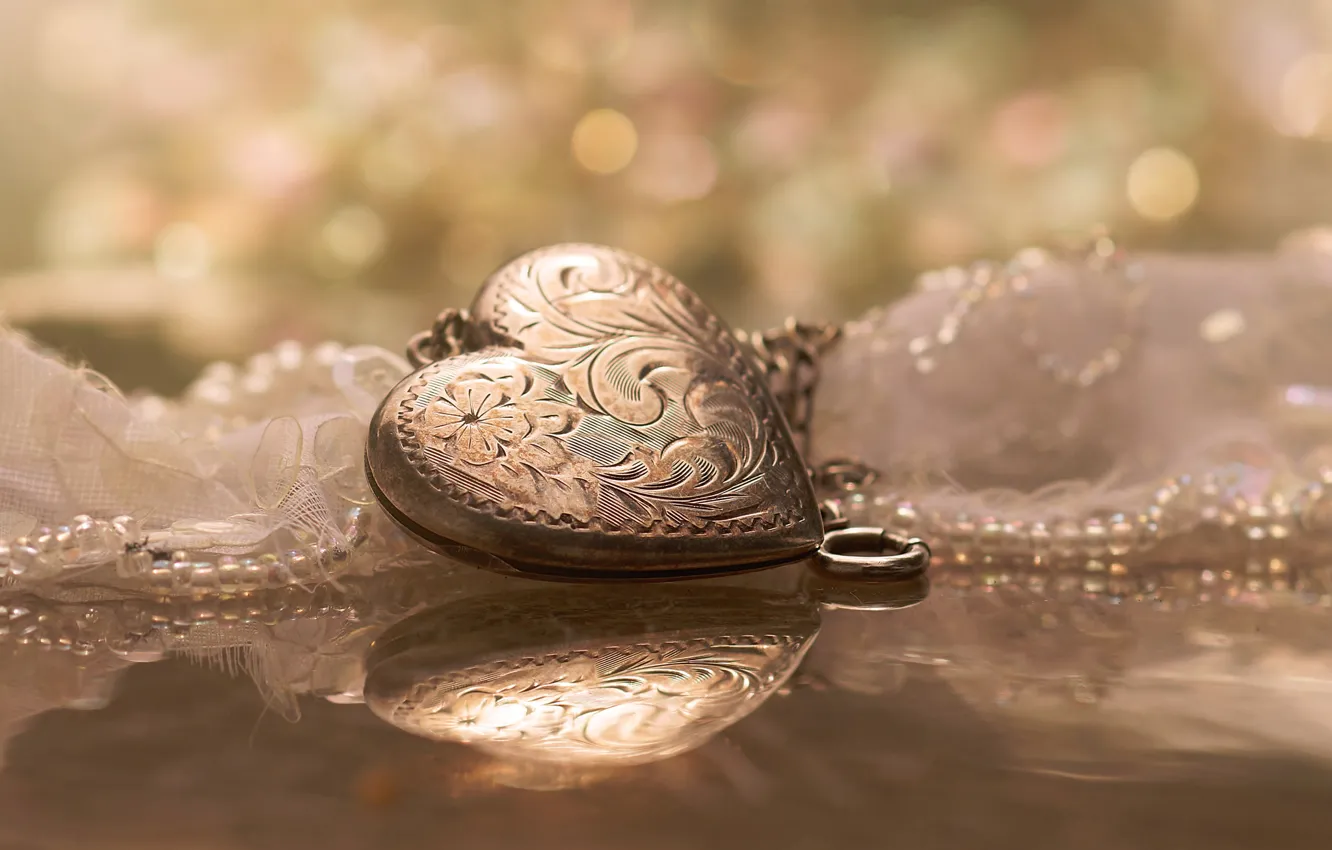 Photo wallpaper reflection, heart, pendant