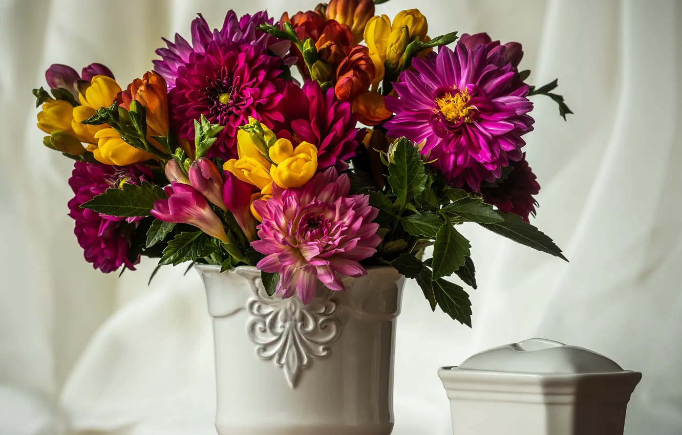 Photo wallpaper bouquet, dahlias, freesia