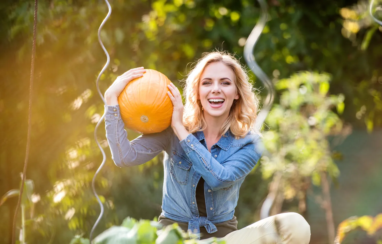 Photo wallpaper greens, girl, the sun, joy, smile, mood, makeup, hairstyle