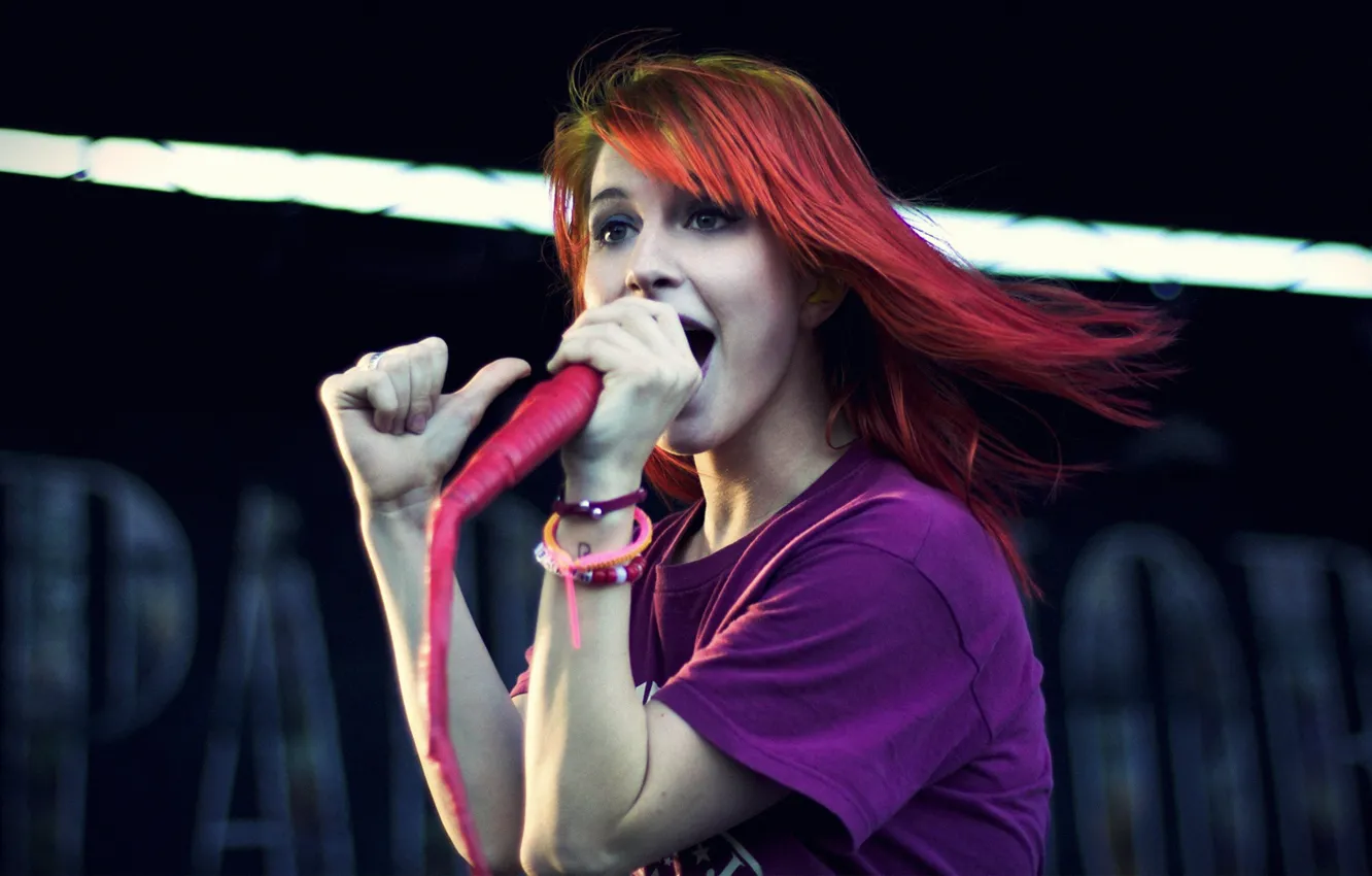 Photo wallpaper girl, scene, concert, microphone, singer, girl, paramore, Hayley Williams