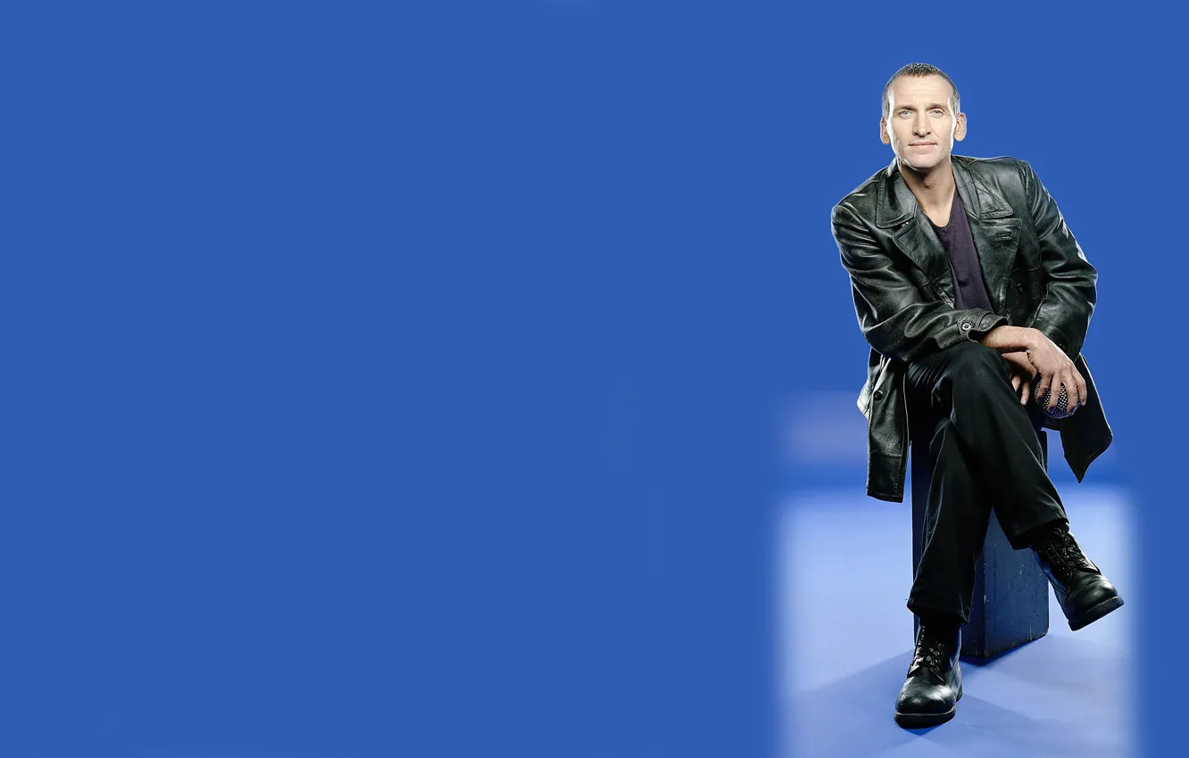 Photo wallpaper smile, background, shoes, actor, male, Doctor Who, Doctor Who, leather jacket