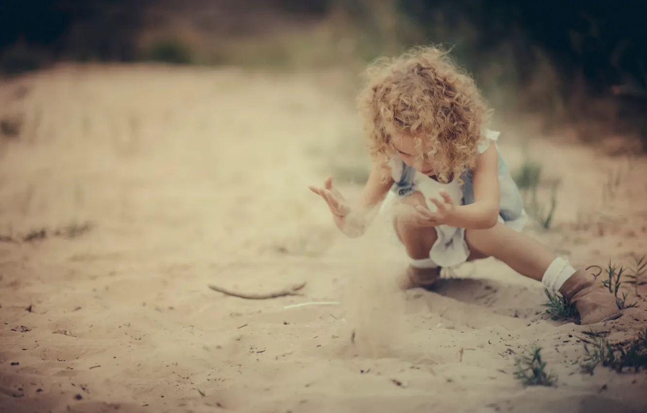 Photo wallpaper sand, the game, girl