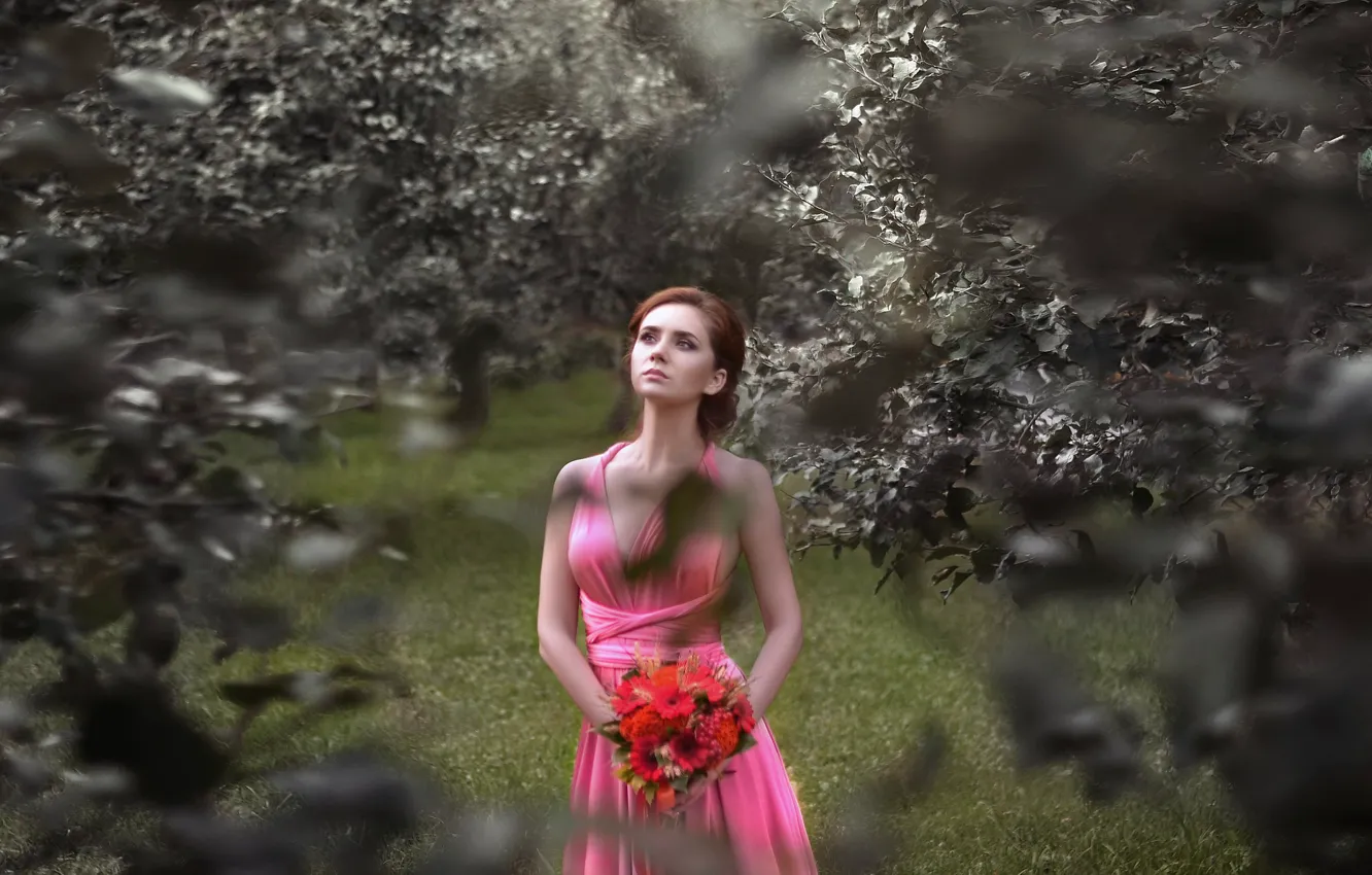 Photo wallpaper look, leaves, girl, trees, model, portrait, bouquet, hairstyle