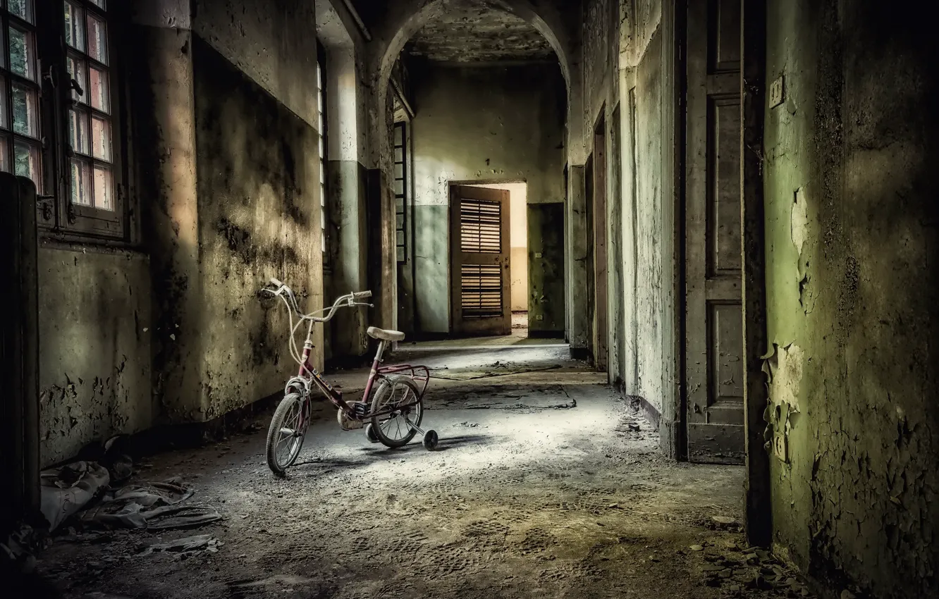 Photo wallpaper bike, the door, window