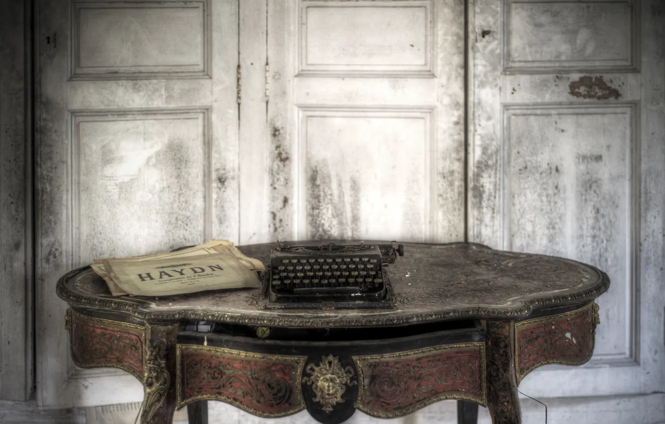 Photo wallpaper Lost, abandoned, typewriter
