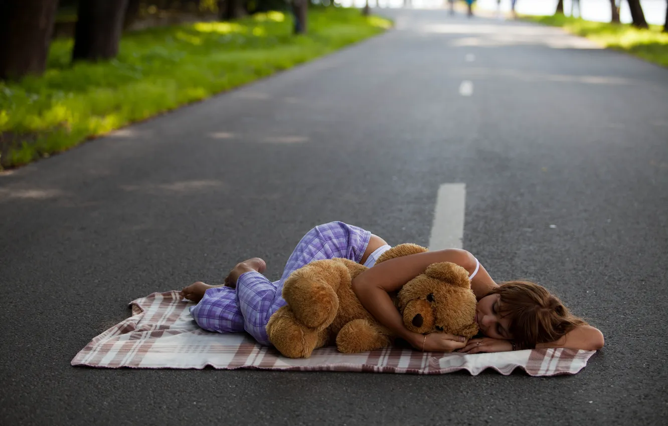 Photo wallpaper road, asphalt, girl, sleep, bear