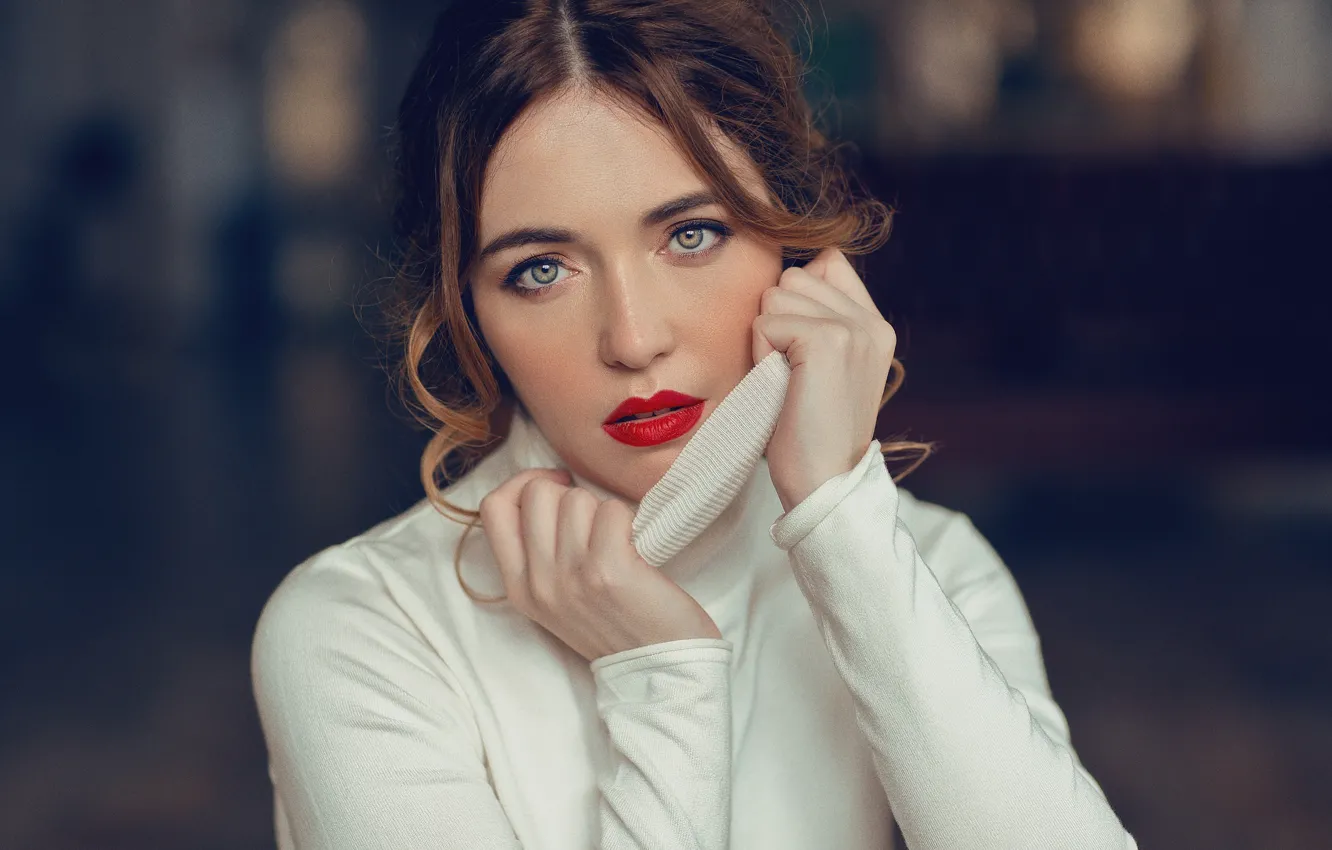 Photo wallpaper look, girl, face, portrait, hands, lipstick, sponge, curls