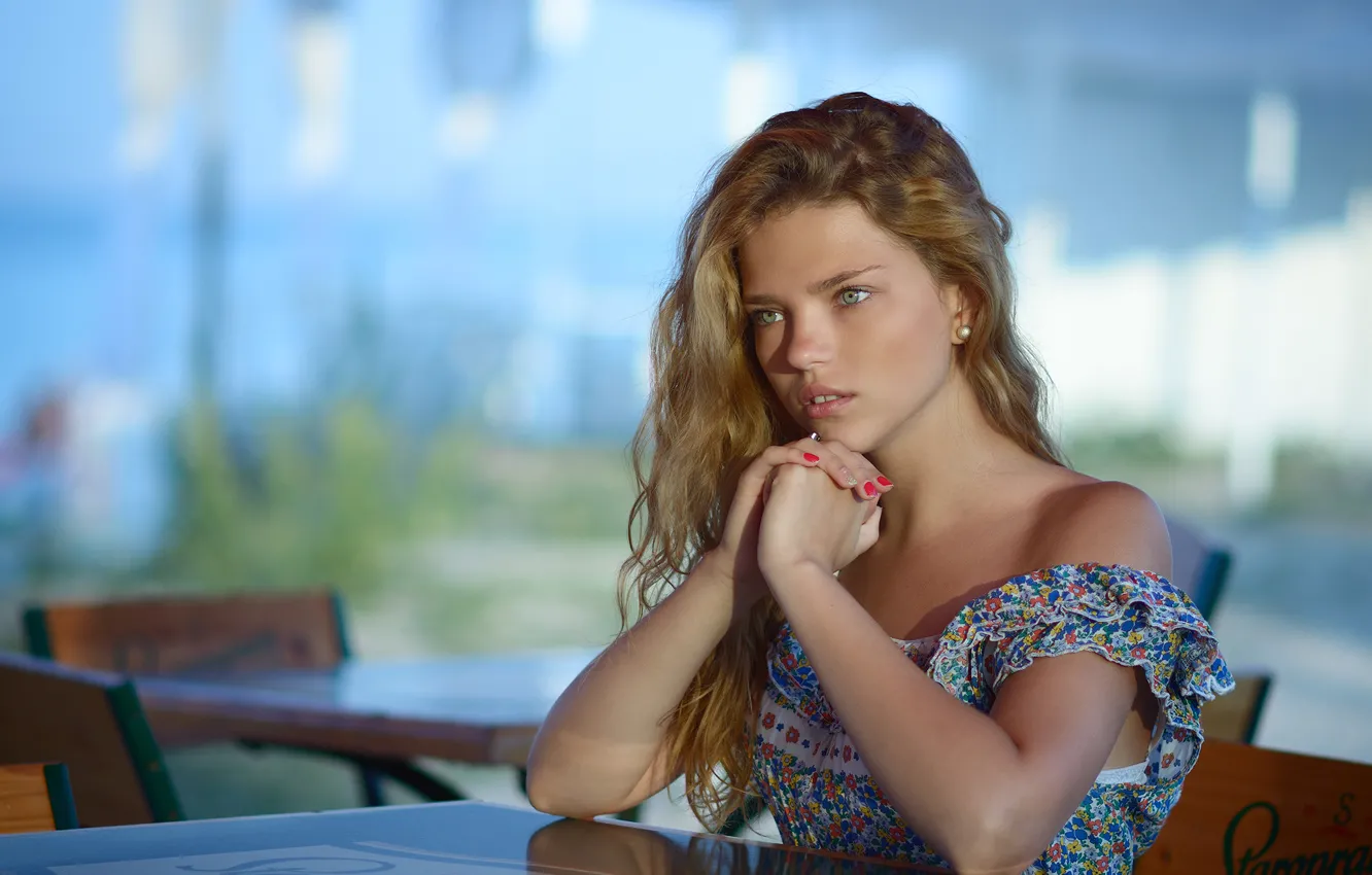 Photo wallpaper girl, the city, table, hair, manicure