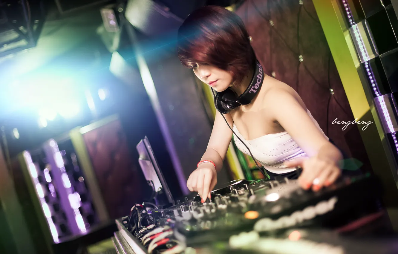 Photo wallpaper girl, music, remote