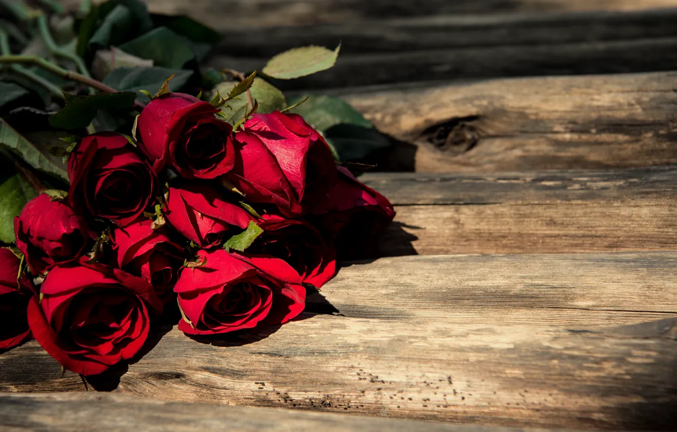 Photo wallpaper bouquet, red, wood, romantic, roses, red roses