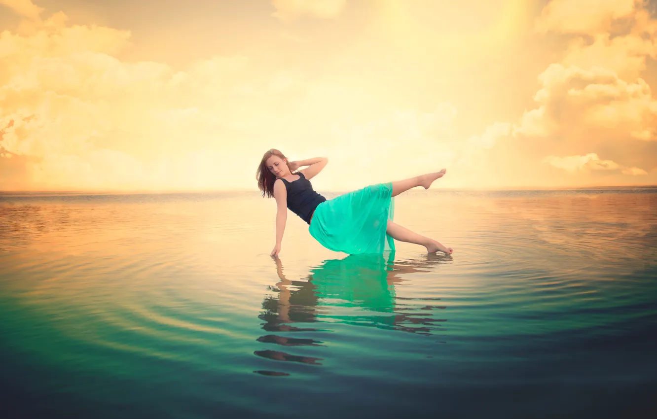 Photo wallpaper sea, girl, circles, smile, reflection, brown hair