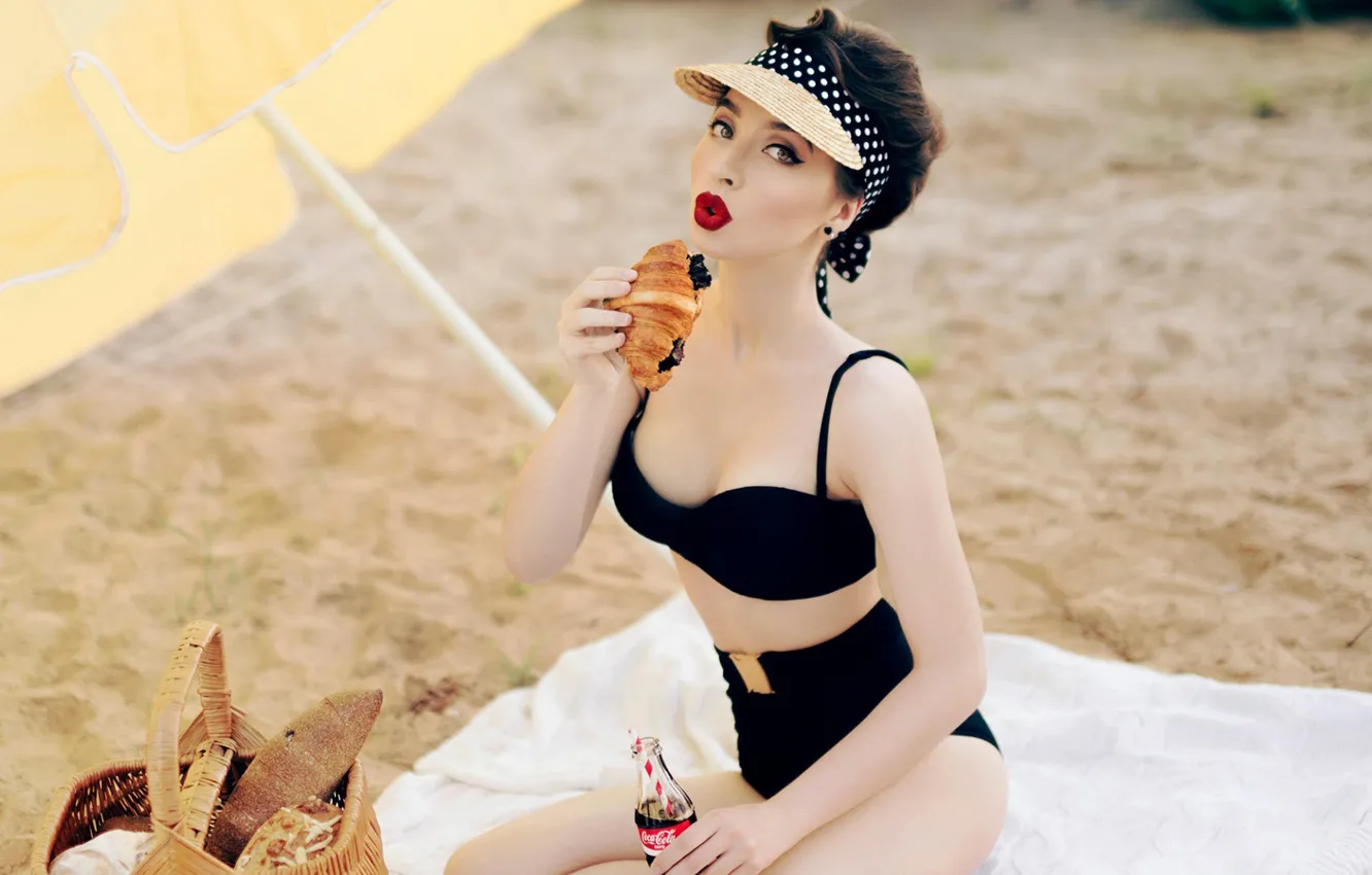 Photo wallpaper beach, model, picnic, croissant