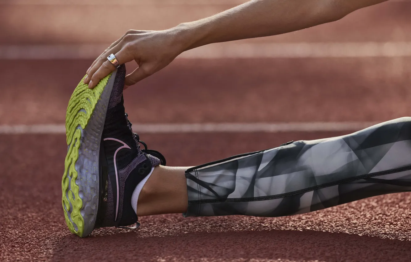 Photo wallpaper feet, hands, sneakers, Nike, running shoe, Nike Infinity React Run 2, Running shoes