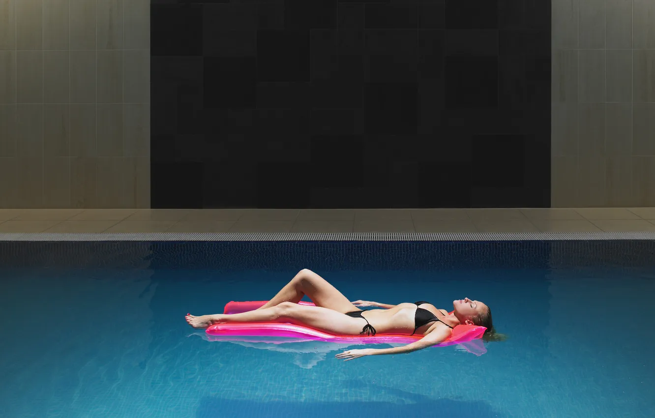 Photo wallpaper girl, pool, resting