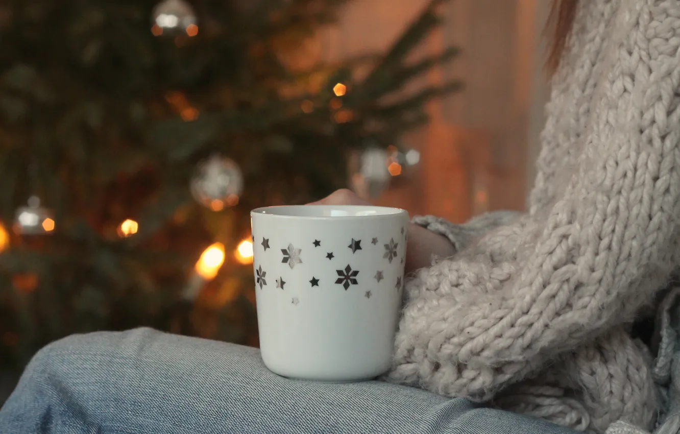 Photo wallpaper snowflakes, figure, mug, jeans, sweater