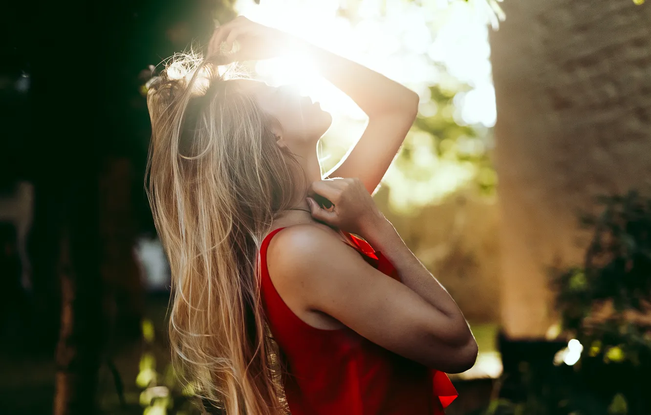 Photo wallpaper girl, the sun, rays, face, background, model, hair, hands