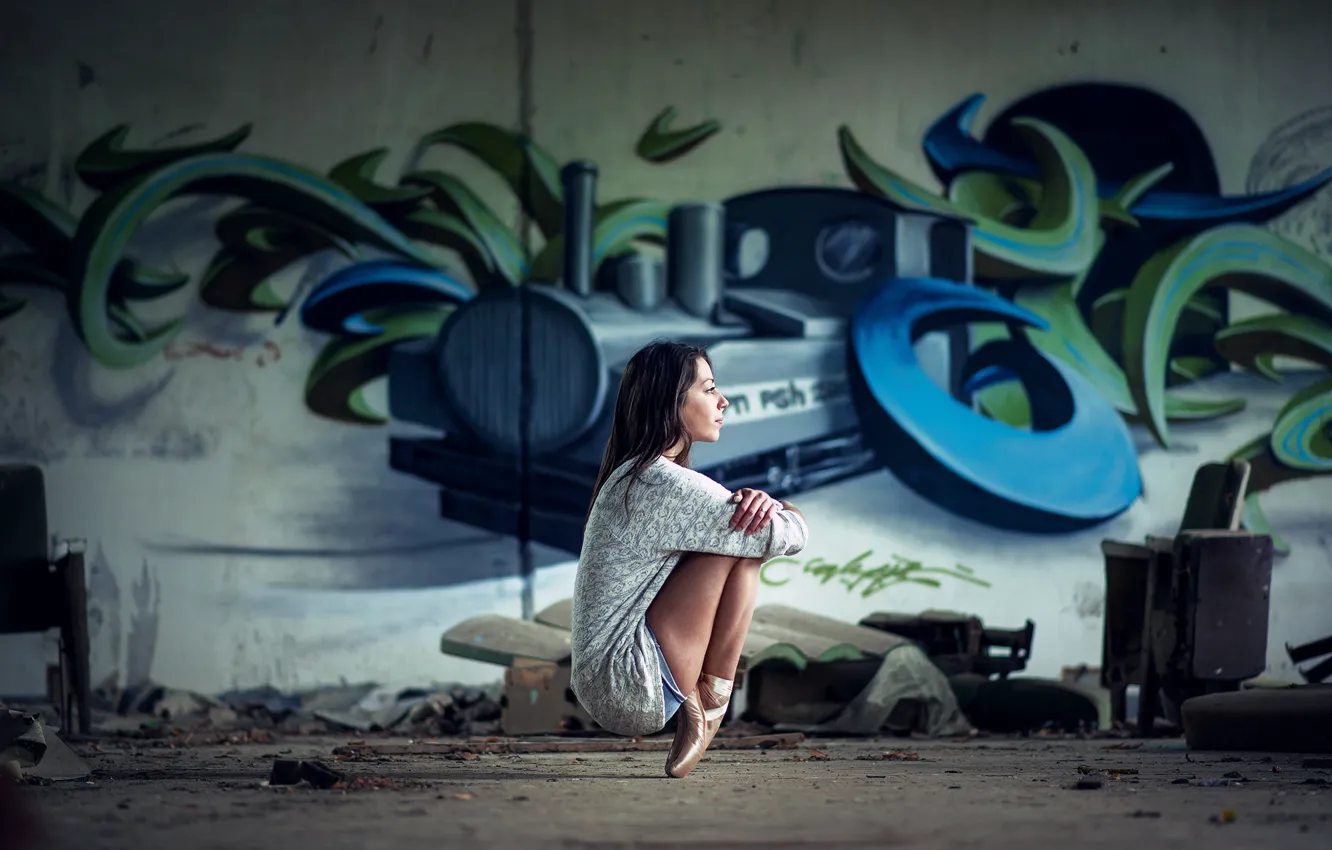 Photo wallpaper girl, graffiti, legs, woman, stretch, model, street, bokeh