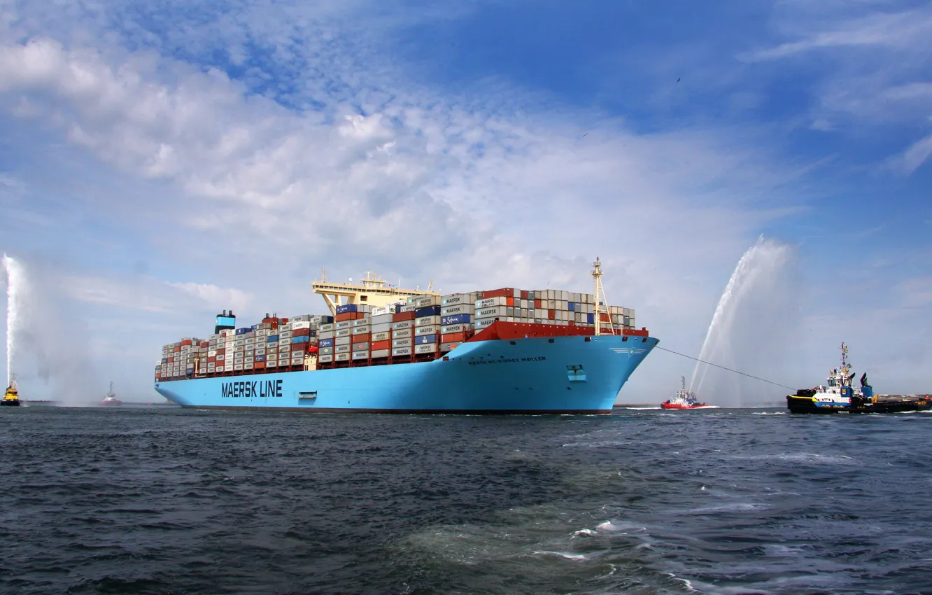 Photo wallpaper Salute, The ship, Cargo, A container ship, Meeting, Tugs, Container, Maersk