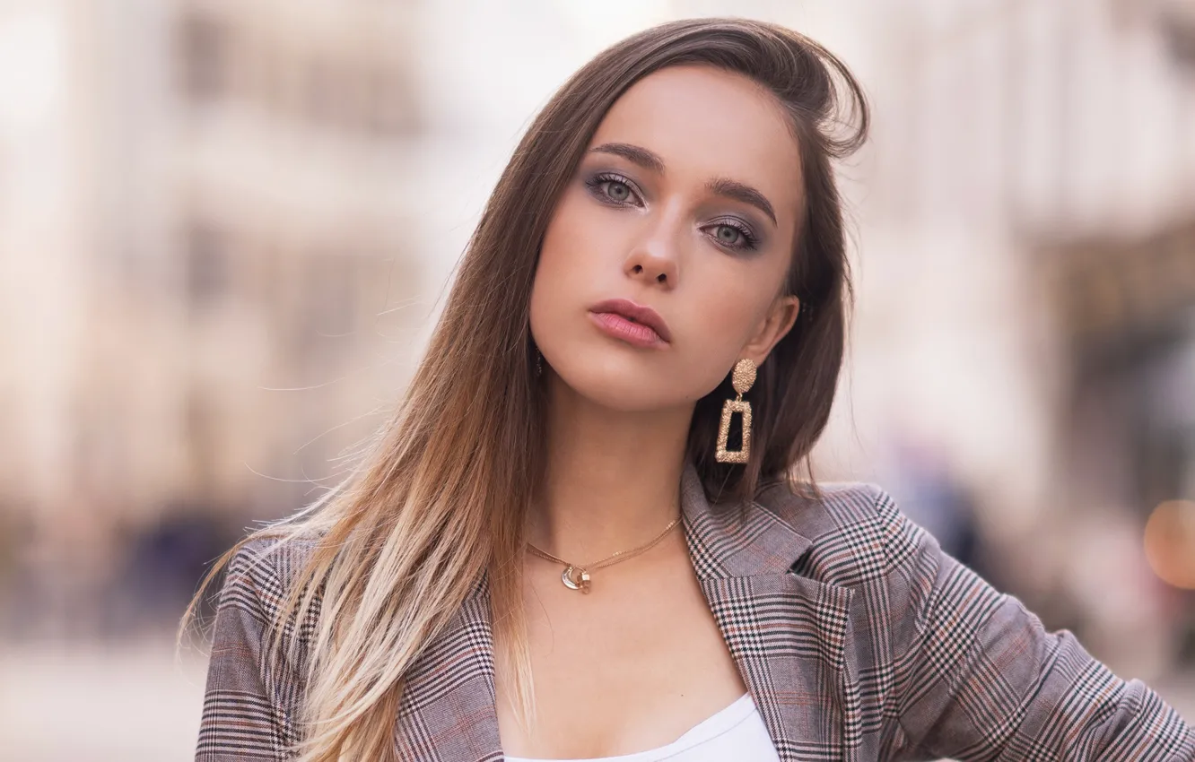 Photo wallpaper look, girl, face, model, hair, makeup, chain