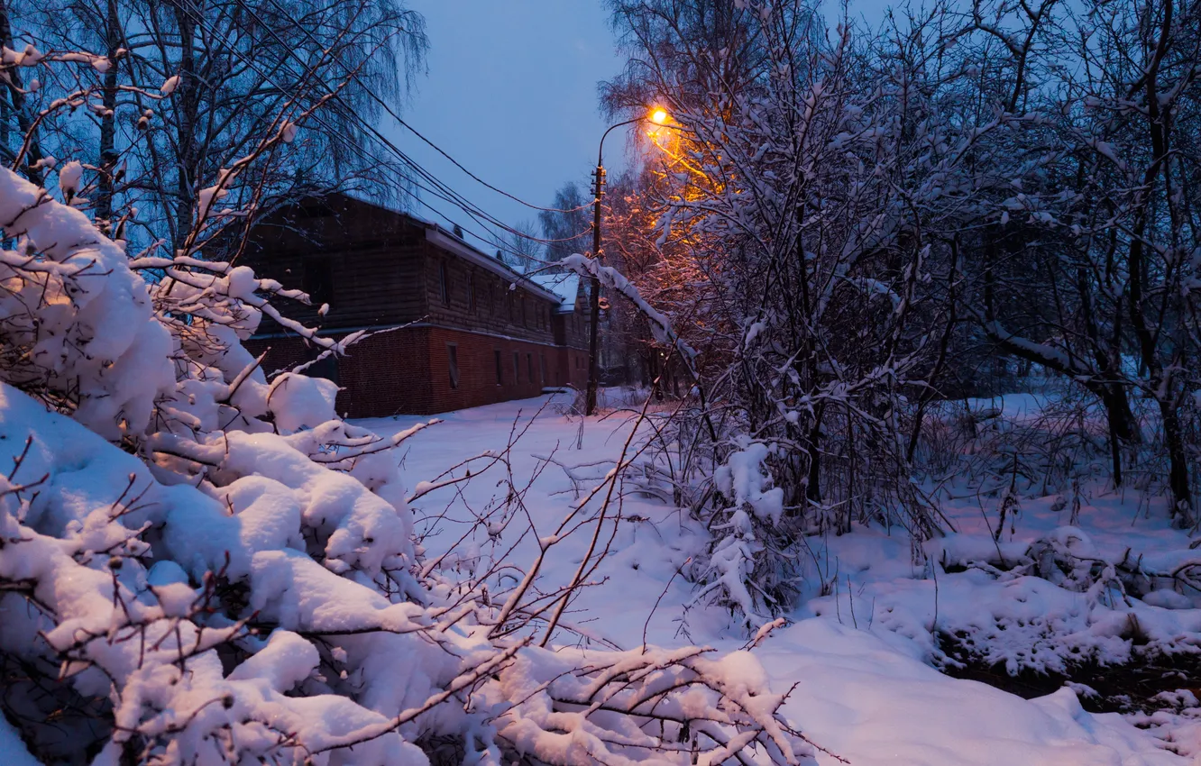 Photo wallpaper snow, trees, house, the building, spring, the evening, lantern, Russia