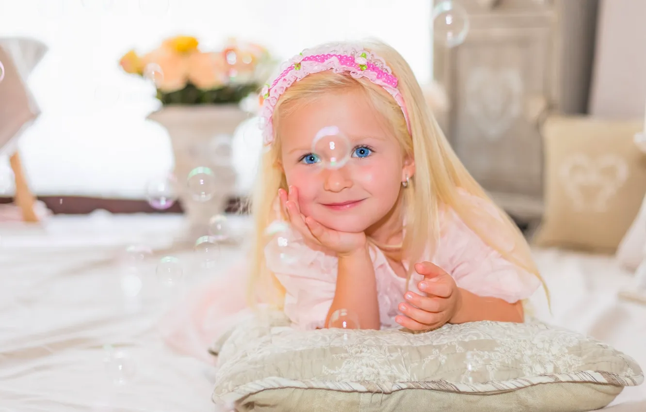 Photo wallpaper look, smile, mood, pillow, bubbles, girl, blue eyes
