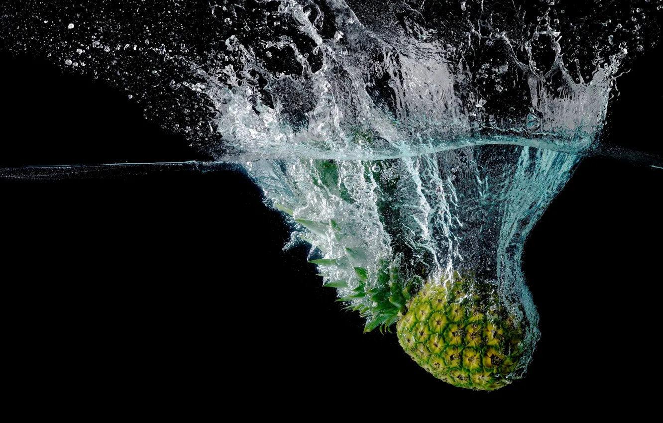 Photo wallpaper water, macro, squirt, fruit, pineapple, black background