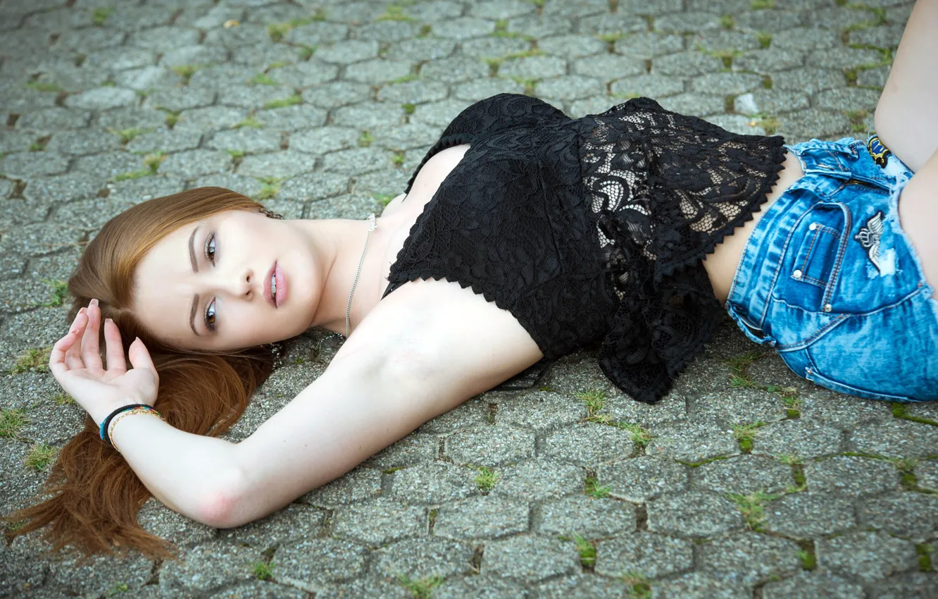 Photo wallpaper girl, pose, model, shorts, makeup, figure, hairstyle, lies