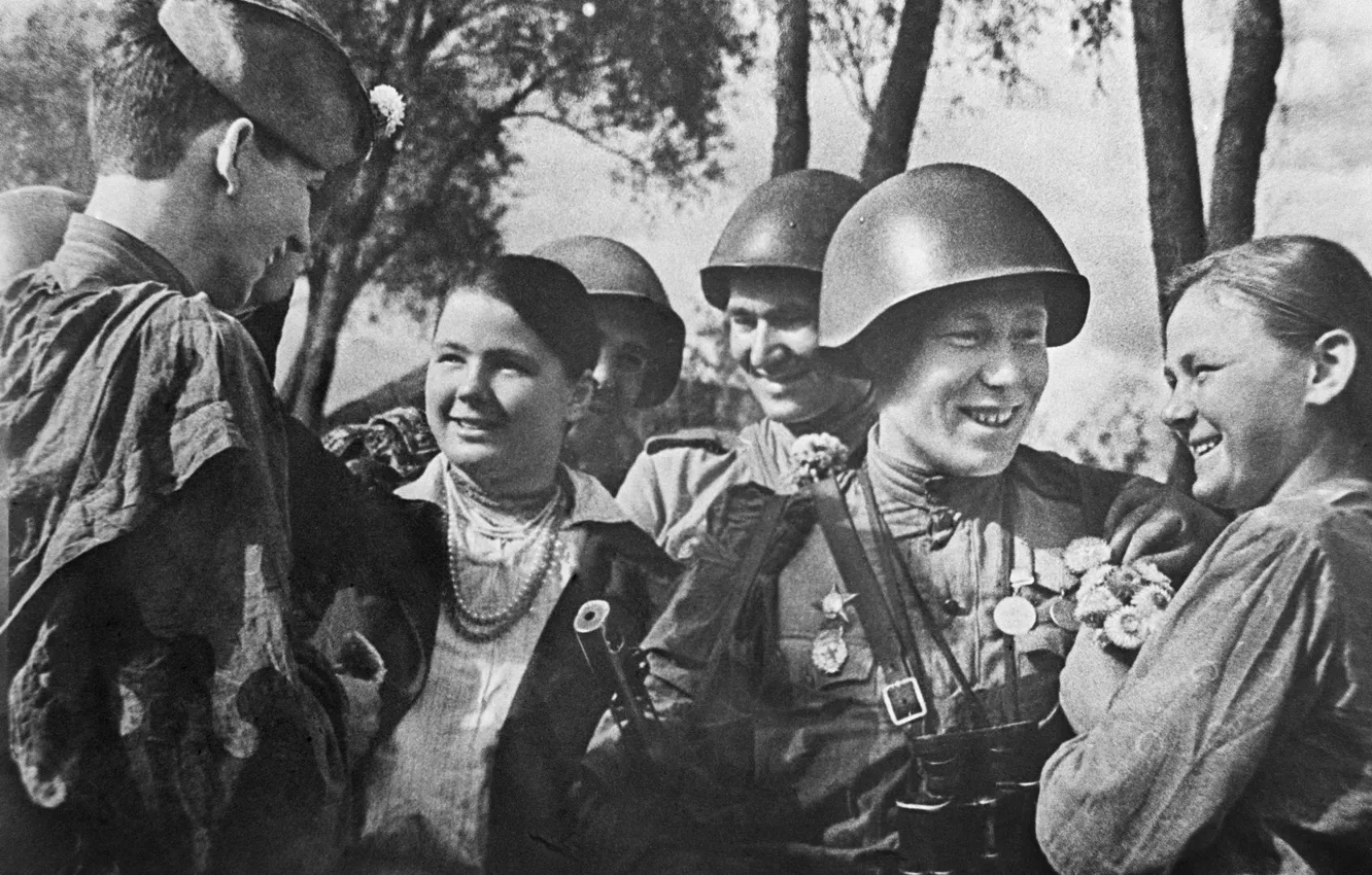 Photo wallpaper The Great Patriotic War, military photos, Meeting of the liberator soldiers