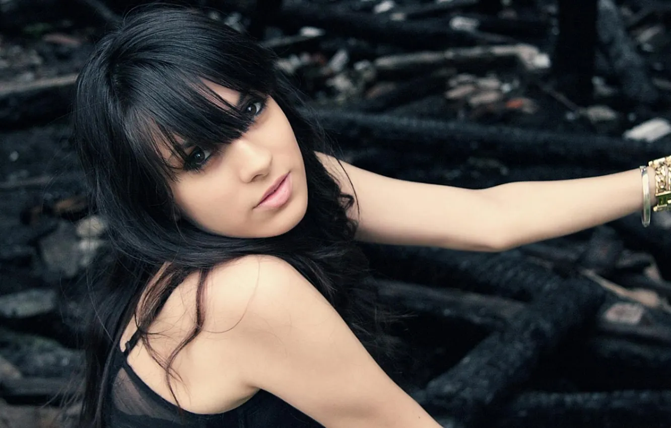 Photo wallpaper brunette, view bracelet on the hand