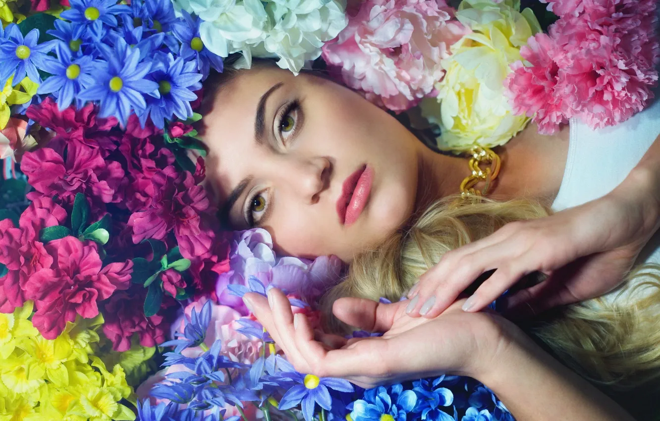 Photo wallpaper look, flowers, face, hands
