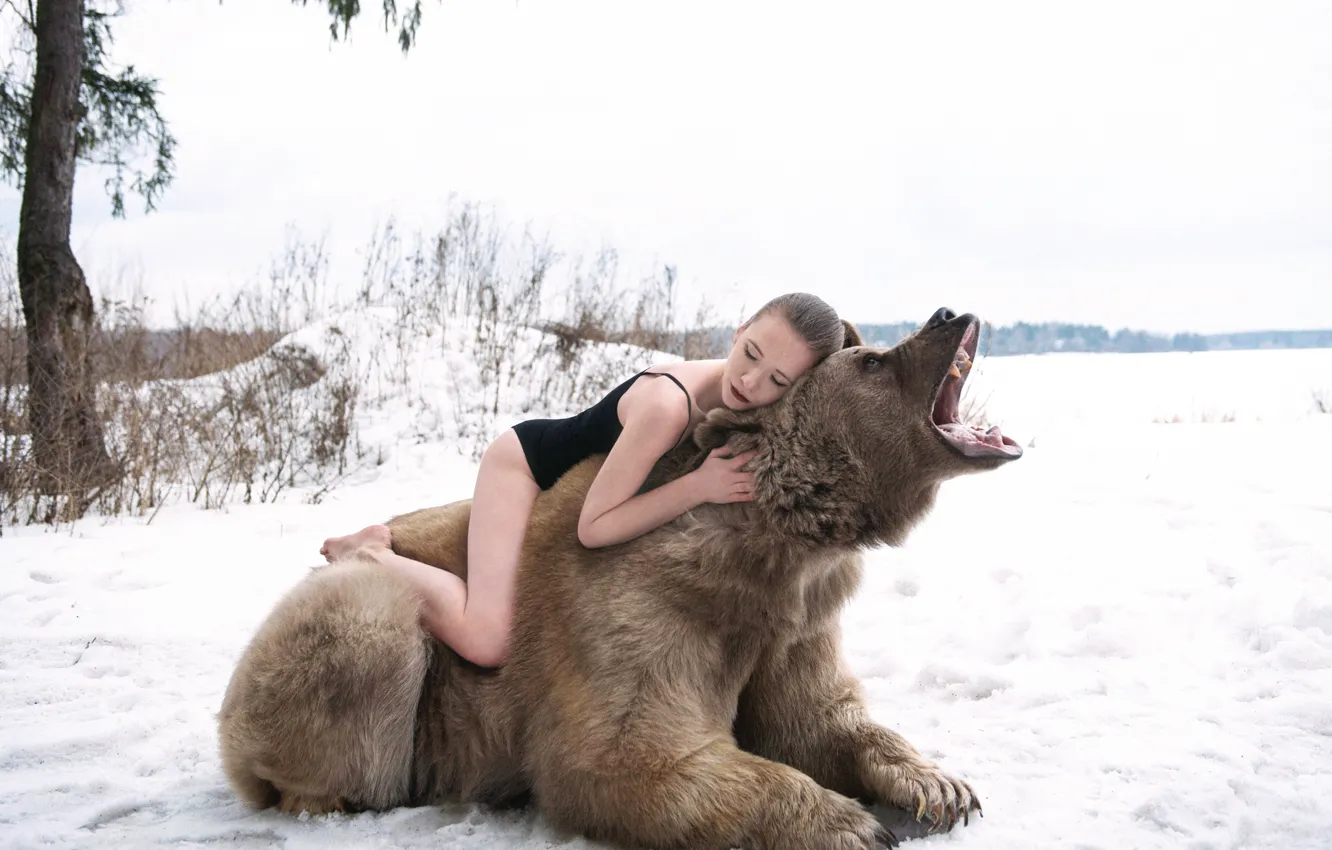 Photo wallpaper winter, forest, girl, bear, roar