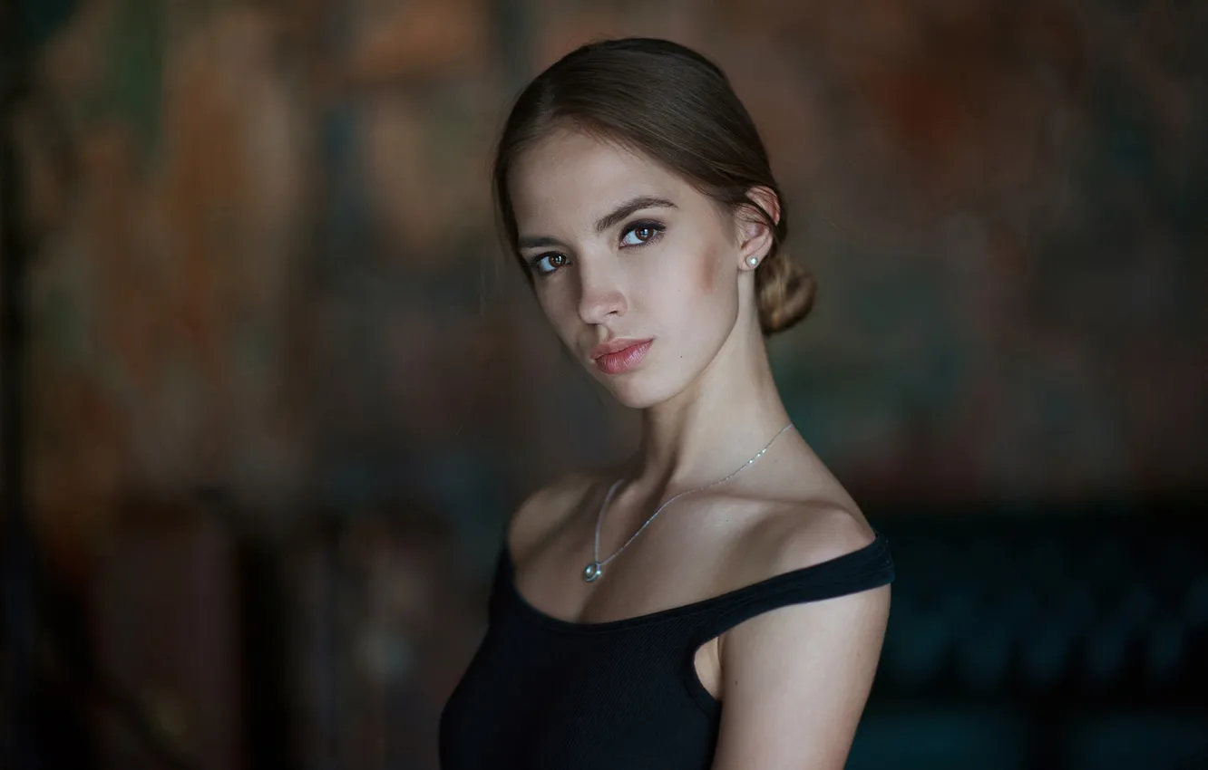 Photo wallpaper model, looking at camera, Victoria Lukina, black top