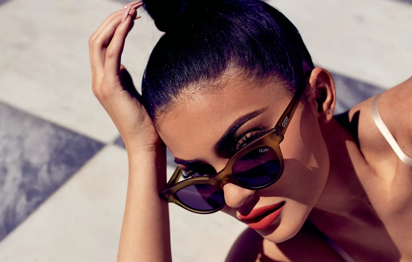 Photo wallpaper glasses, celebrity, Kylie Jenner