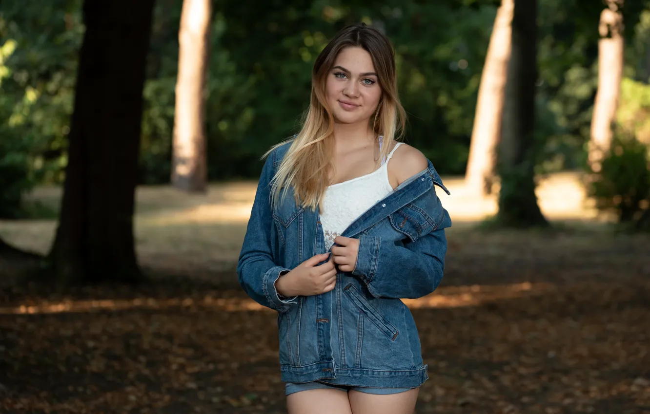 Photo wallpaper girl, pose, smile, hip, dzhinsovka