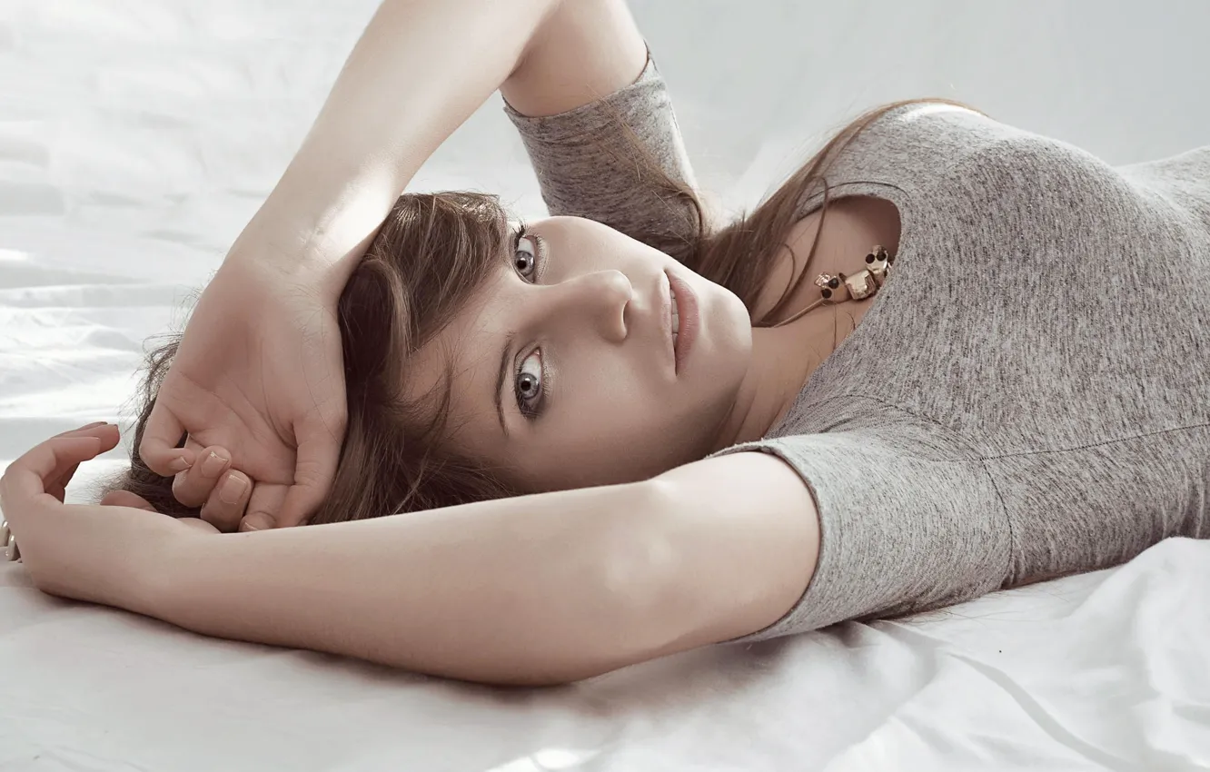 Photo wallpaper girl, photography, eyes, camera, lips, bed, lies, Views