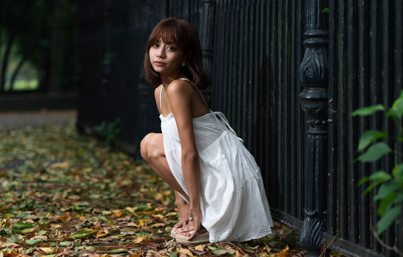 Photo wallpaper Asian, fence, women, white dress, bangs, squatting, Chaos Kao