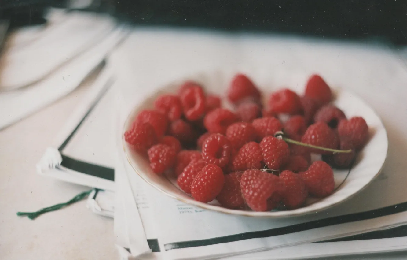 Photo wallpaper raspberry, plate, page