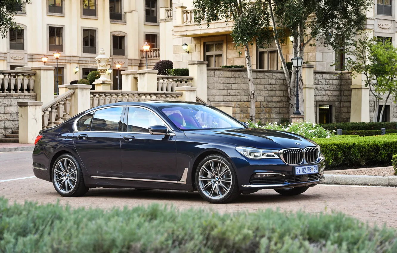 Photo wallpaper lawn, BMW, track, fountain, mansion, the bushes, 730d