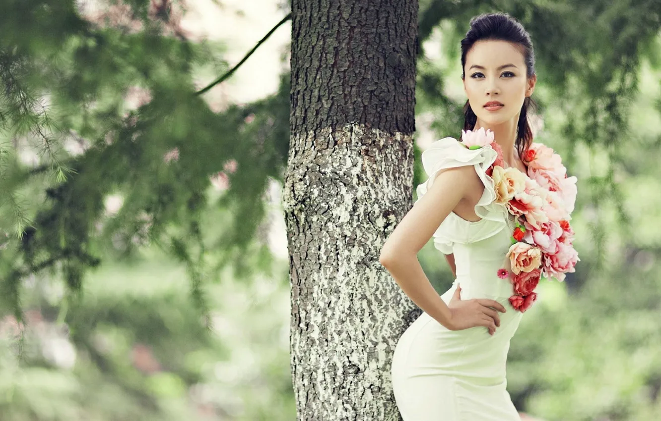 Photo wallpaper white, ass, look, girl, trees, face, pose, Park