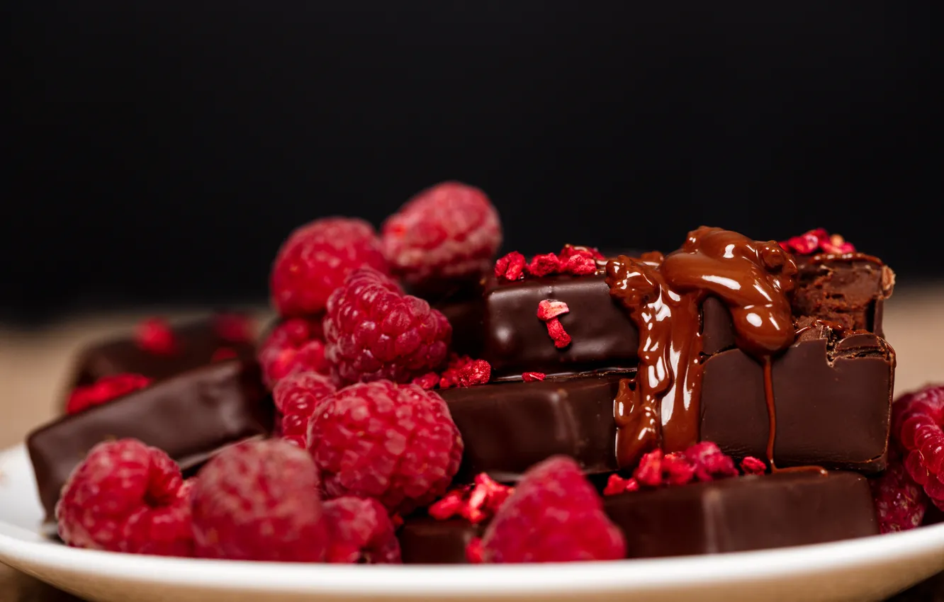 Photo wallpaper macro, berries, raspberry, chocolate, plate, candy, black background, cream