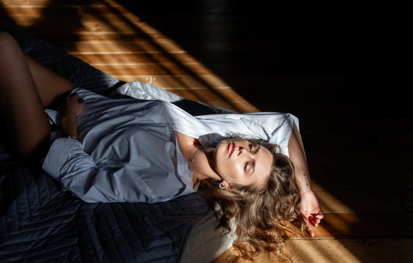 Photo wallpaper girl, face, pose, Board, shirt, on the floor, closed eyes, Pauline Archer