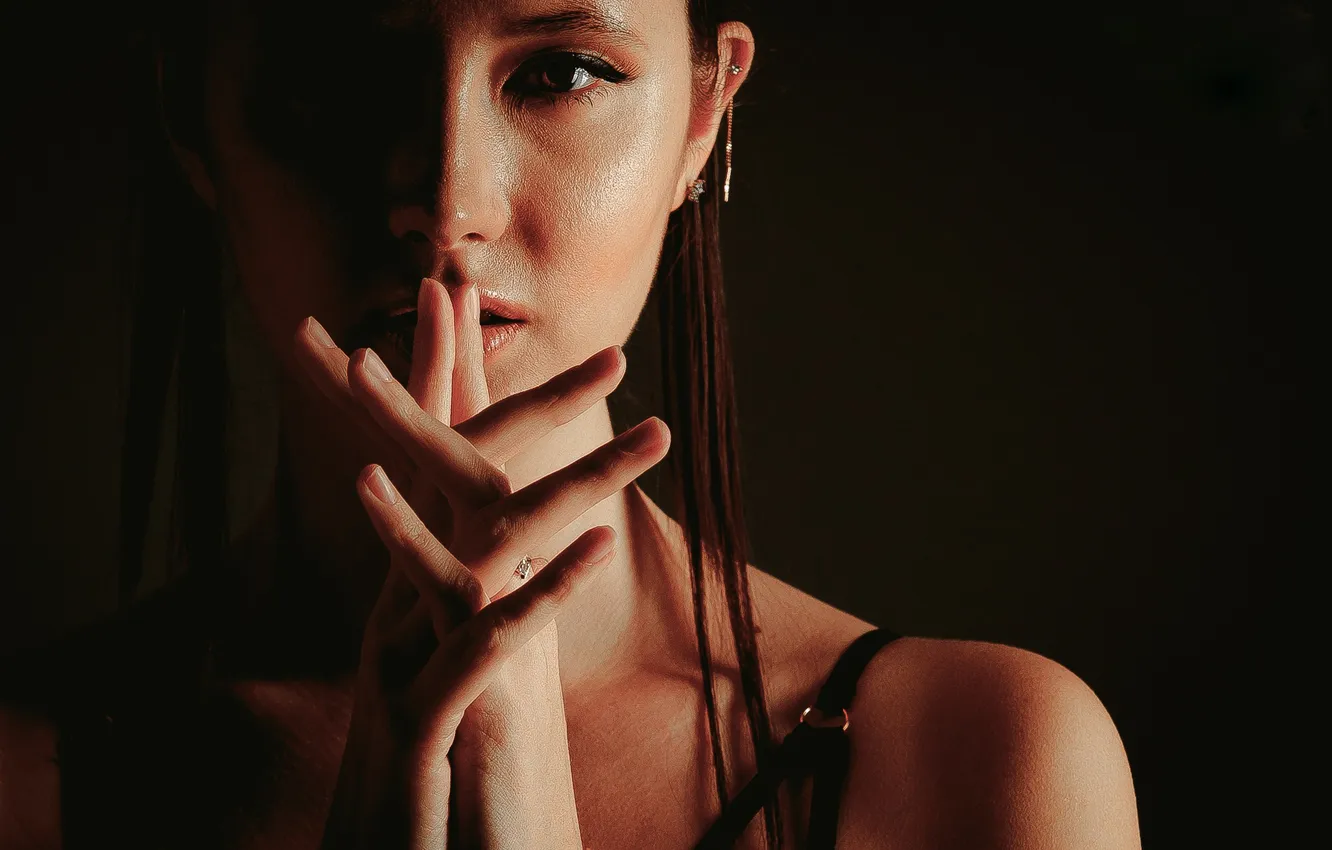 Photo wallpaper look, girl, face, portrait, hands, fingers, the dark background, Disha Shemetova