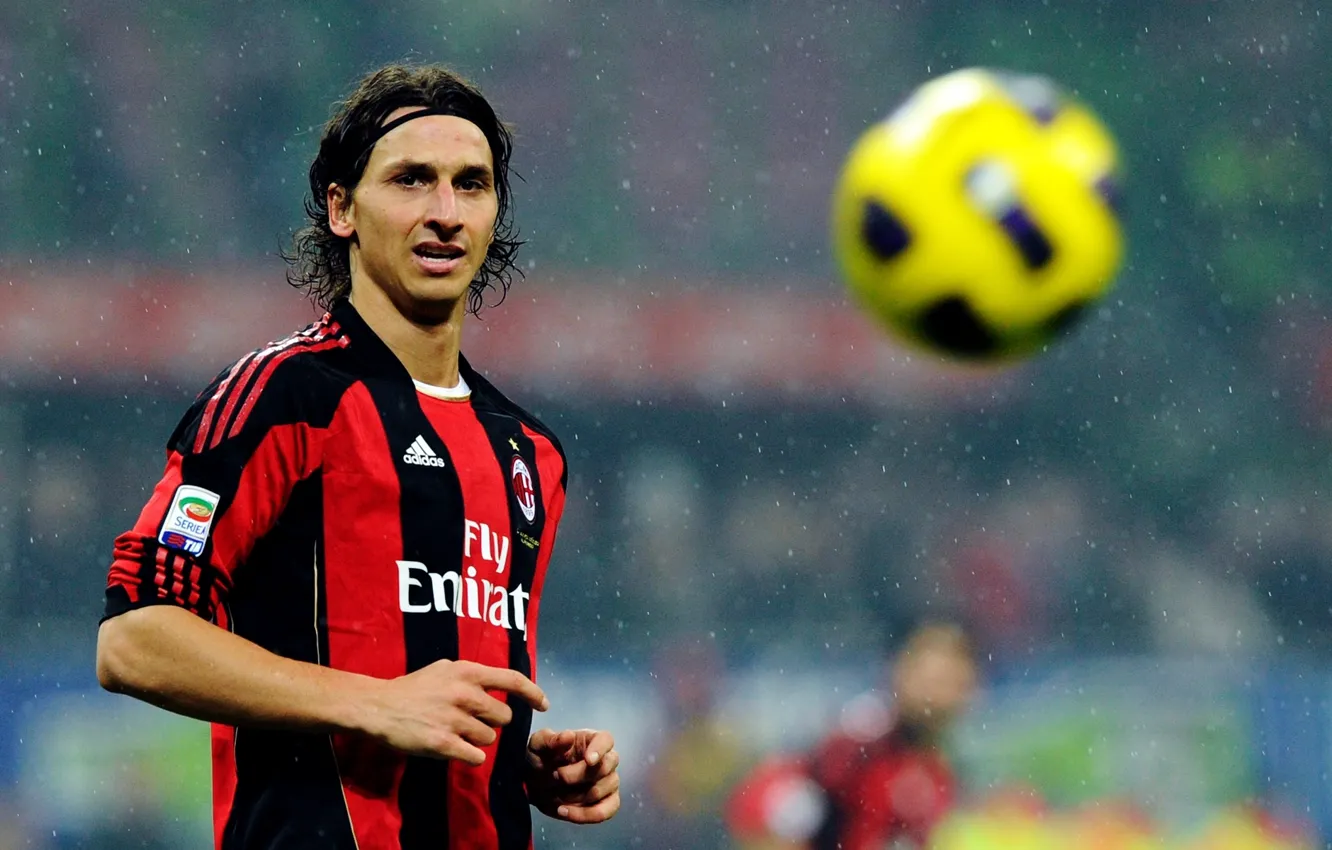 Photo wallpaper yellow, rain, football, the ball, player, Milan, looks, football