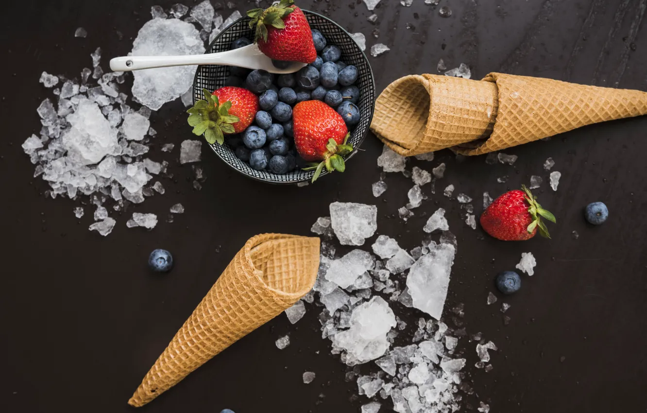 Photo wallpaper ice, berries, background, black, strawberry, ice cream, horn, dessert