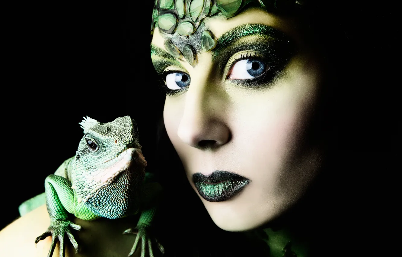Photo wallpaper girl, portrait, makeup, lizard