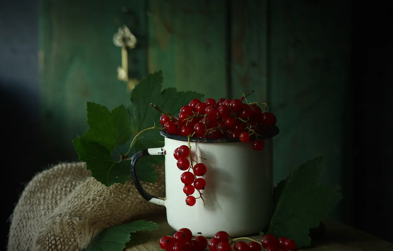 Photo wallpaper leaves, red, berries, the dark background, table, Board, key, mug